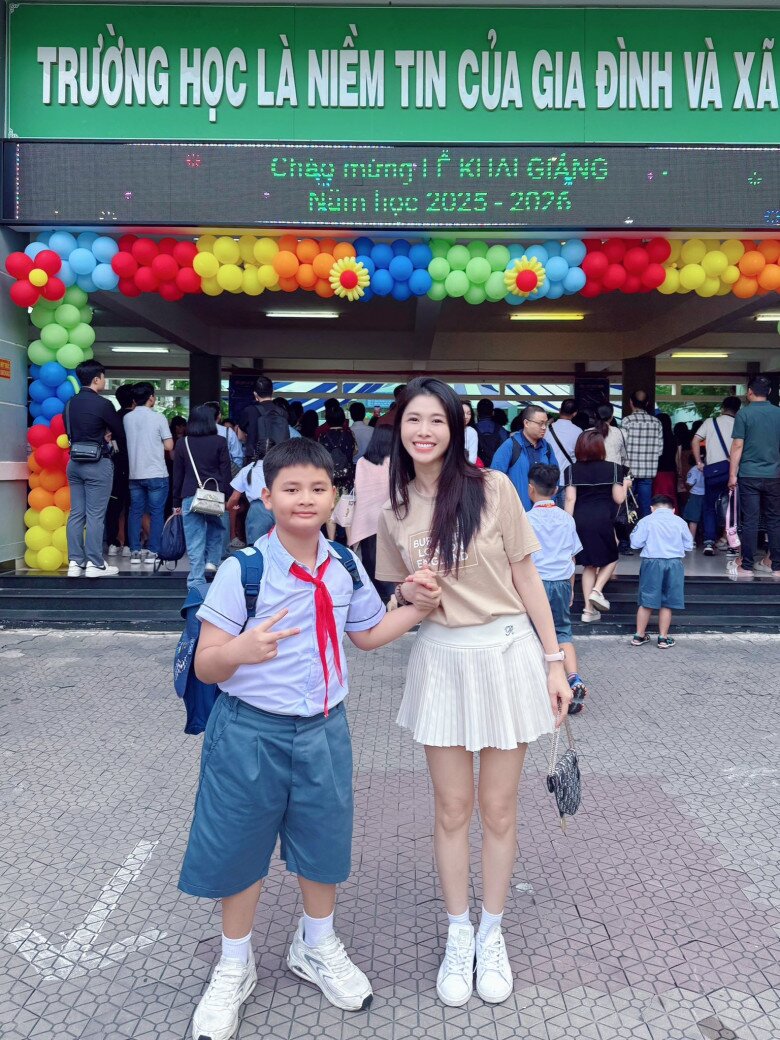 Đăng Anh - con thứ 2 của cặp đôi theo học tại trường tiểu học công lập.