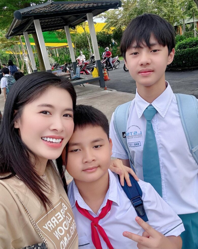 2 con của Thủy Anh - Đăng Khôi học tập tại 2 trường khác nhau.