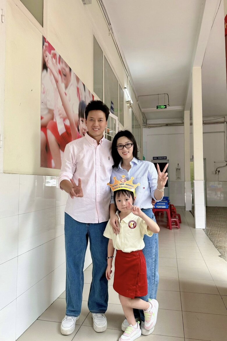 Quách Ngọc Tuyên cho biết con gái đầu lòng - bé Bào Ngư chính thức vào học lớp 1. Cùng vợ đưa ái nữ đến trường, anh nhắn nhủ: Sáng nay đưa con đến trường. Khởi đầu cho một tương lai tươi sáng, đúng như lời Bác Hồ dạy: Mười năm trồng cây, trăm năm trồng người. Ba mẹ chúc Bào Ngư mạnh mẽ, vững vàng bước đi trên con đường đời của mình. Chúc con được nhiều may mắn, thành công, hạnh phúc và sẽ luôn là một người tốt con nhé!.