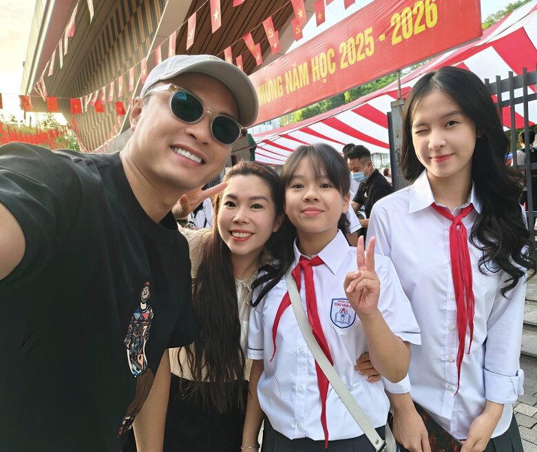 Vợ chồng Hồng Đăng đi học cùng 2 con gái.