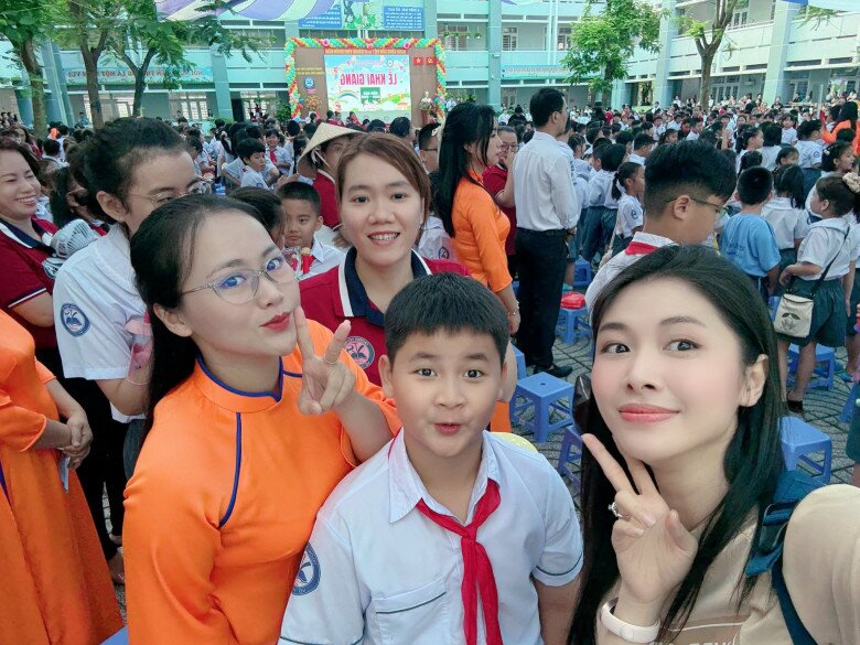 Con sao Việt tưng bừng khai giảng: Quý tử Đăng Khôi ở biệt thự vẫn học trường công, ái nữ Hồng Đăng được bố mẹ amp;#34;tháp tùngamp;#34; - 3
