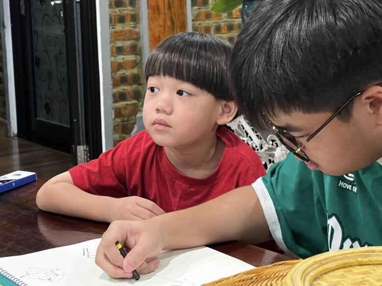 Khoảnh khắc 2 anh em quấn quýt trông cực yêu.