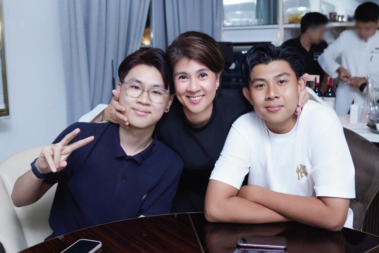 Sau 13 năm làm mẹ đơn thân, Kim Thư hạnh phúc khi thấy 2 con dần trưởng thành.