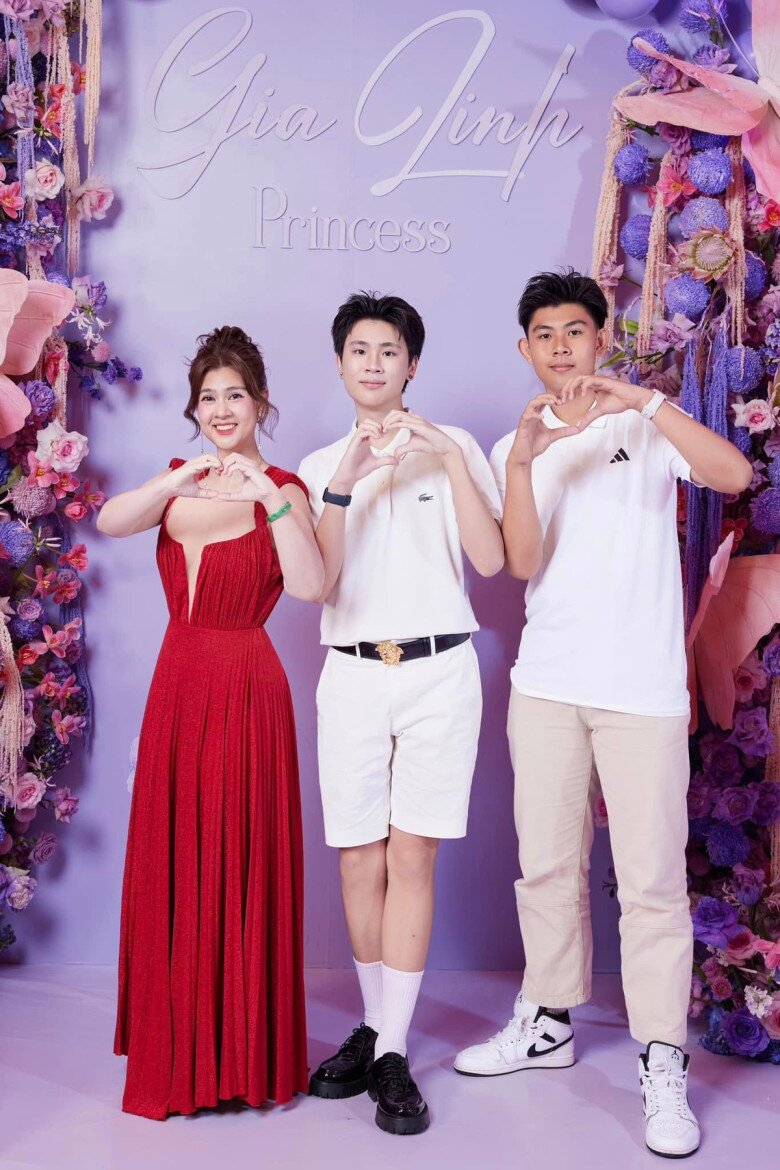 2 con trai nhà Kim Thư đều có chiều cao vượt trội.