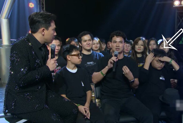 Khoảnh khắc Xuân Bắc cùng 2 con ngồi xem đêm chung kết Rap Việt năm 2021.