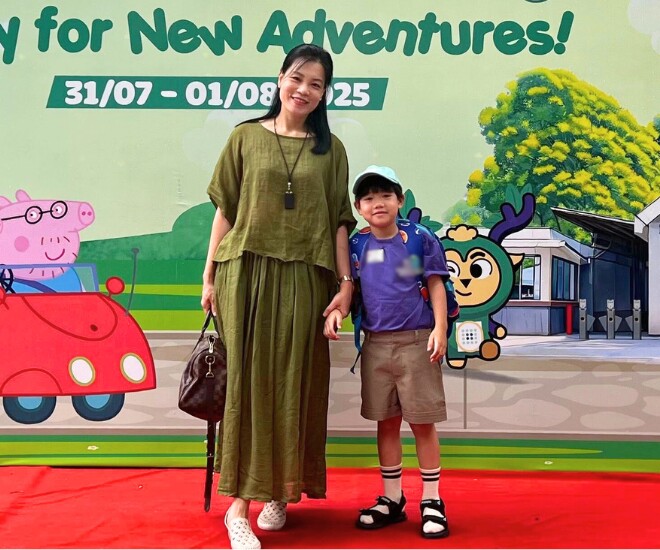 Hồng Nhung - vợ Xuân Bắc đưa đón con trai trong ngày nhập học.