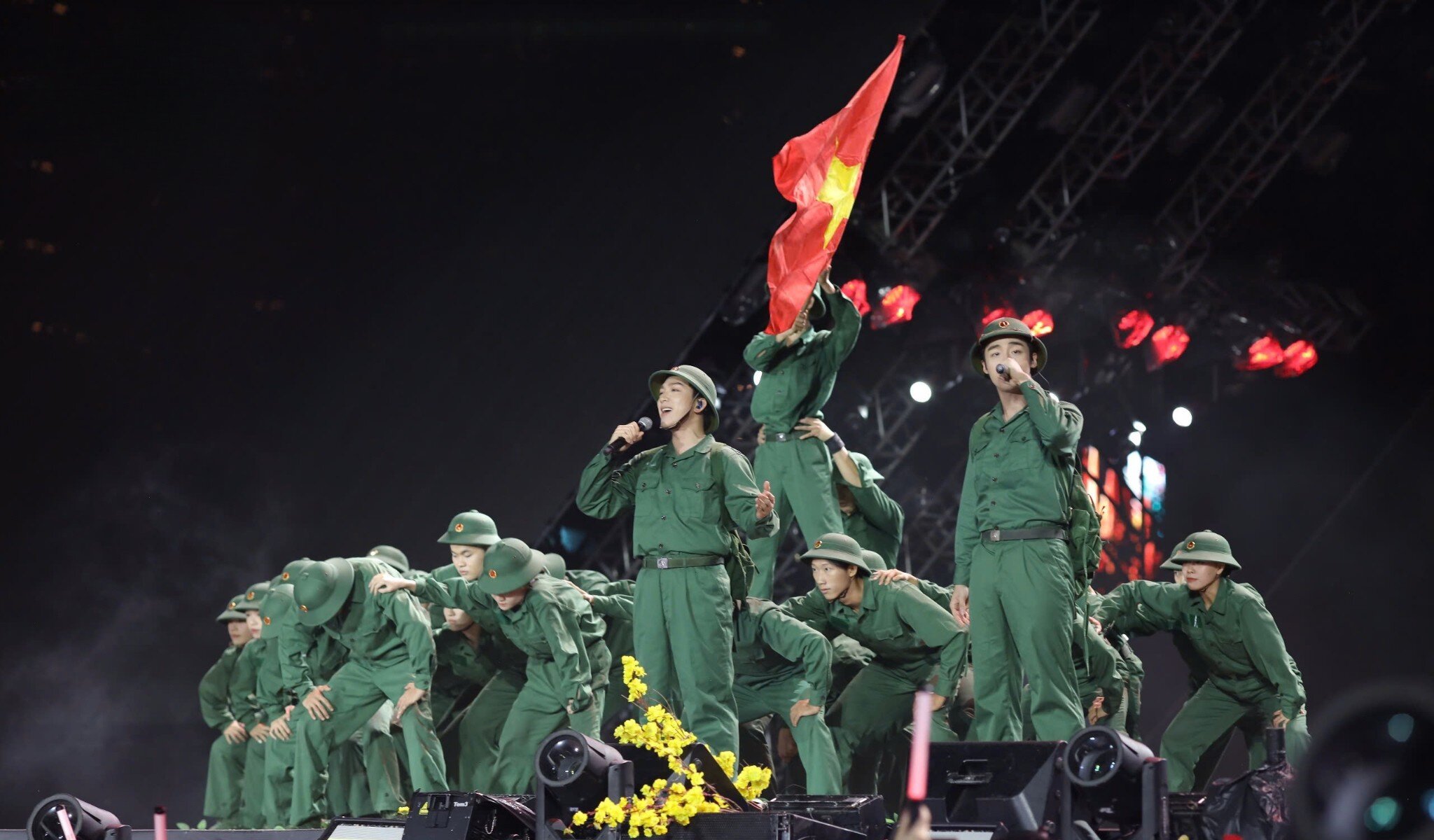 Concert amp;#34;Sao nhập ngũamp;#34;: Diễu binh trên sân khấu, Mũi trưởng Long có màn tương tác tình tứ với đồng chí Hậu Hoàng - 6