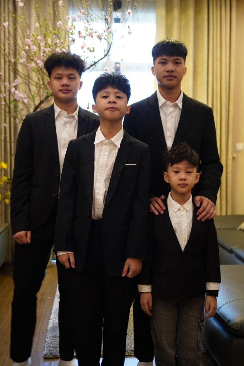 Vợ chồng Quang Minh hạnh phúc viên mãn khi có 4 con trai.
