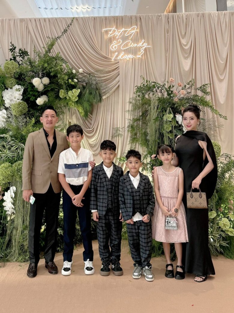 Thành Đạt - Hải Băng cùng 4 con có mặt tại tiệc cưới.