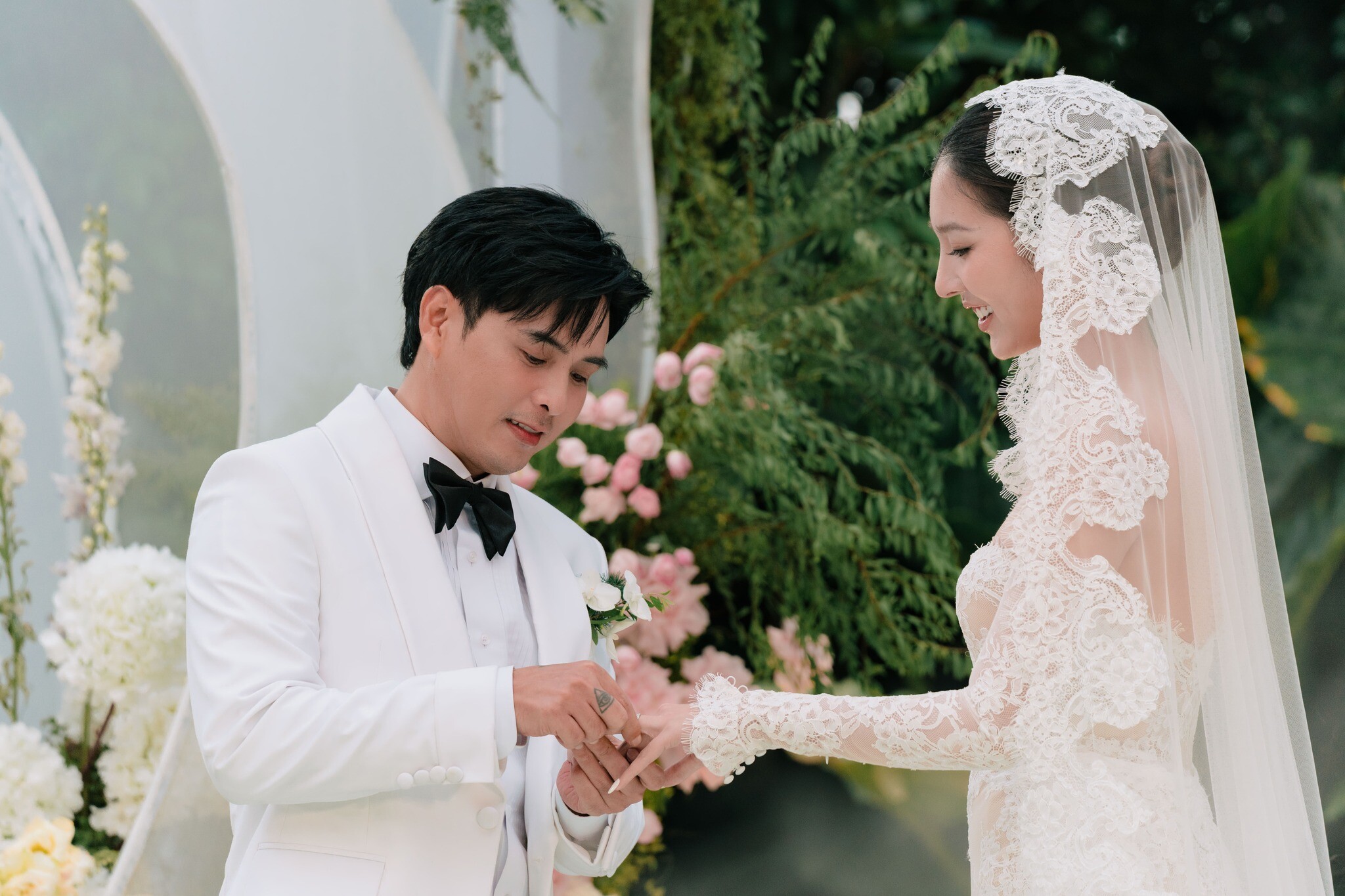 Hồ Quang Hiếu và bà xã trao nhẫn cưới cho nhau.