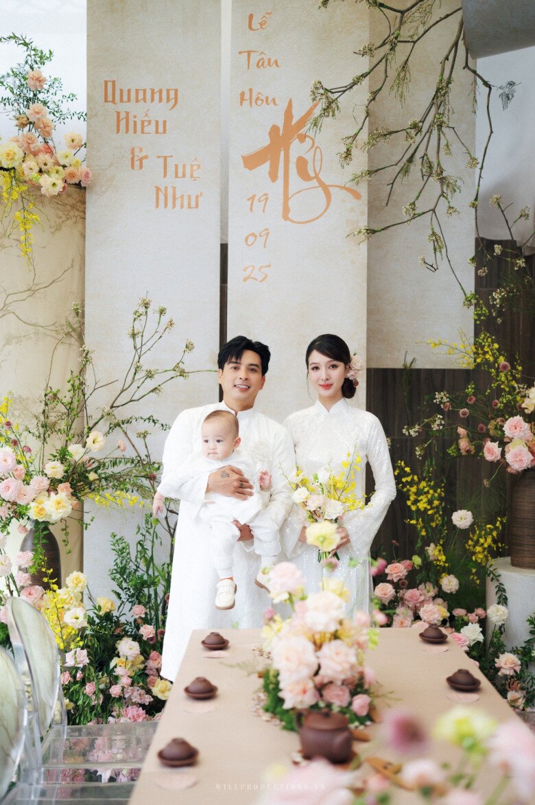 Đám cưới Hồ Quang Hiếu với vợ kém 17 tuổi: Con trai lên lễ đường cùng bố mẹ, chưa tới 100 khách tham dự - 12