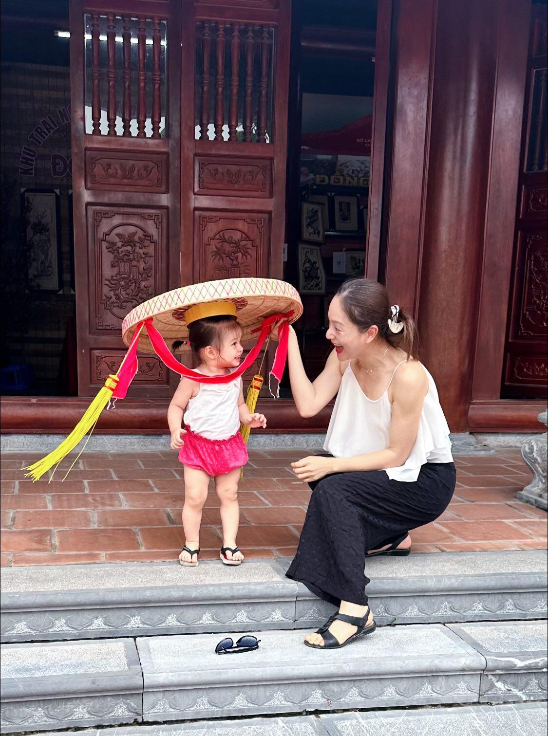 Lan Phương thường xuyên cập nhật hình ảnh hạnh phúc bên 2 con gái.