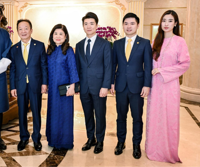 Đỗ Mỹ Linh xuất hiện cùng với gia đình chồng.