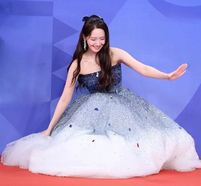 Yoona vấp ngã vẫn xinh đẹp như công chúa.