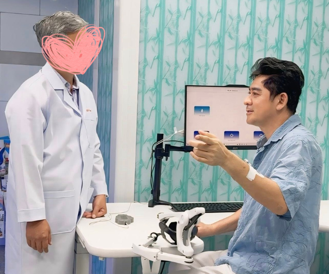 Huỳnh Anh Tuấn lộ diện sau 1 tháng bị đột quỵ.