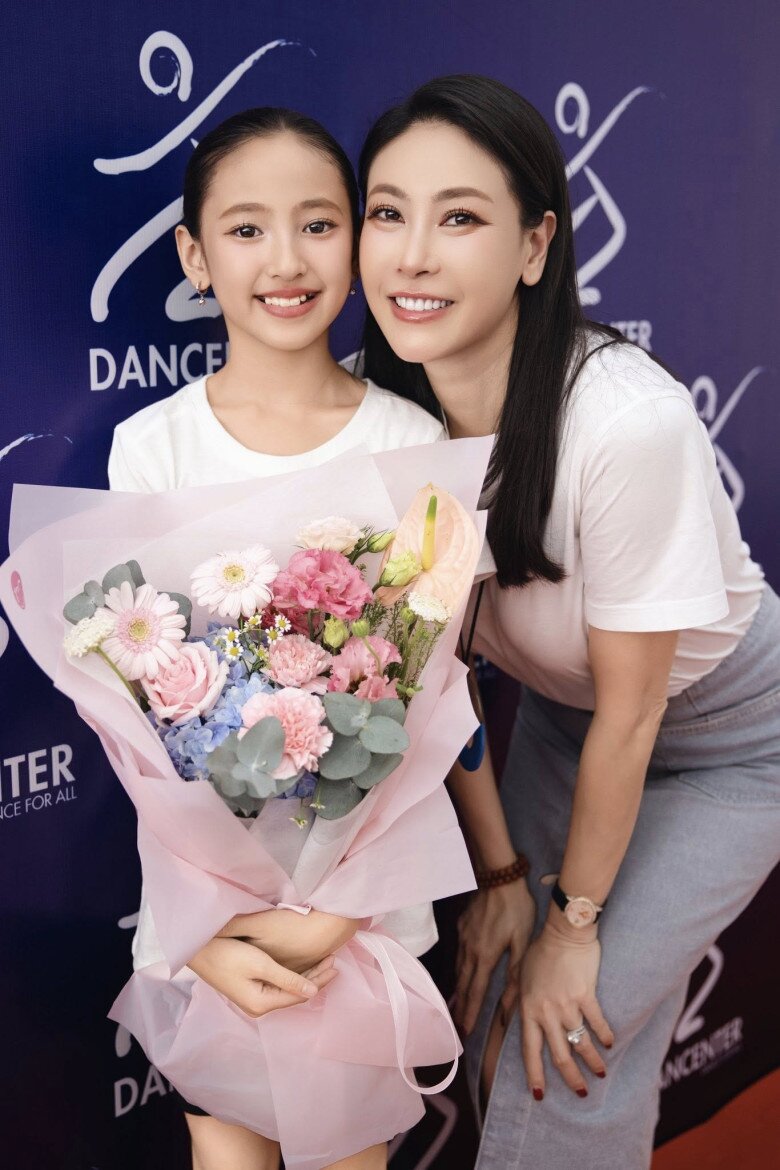 Ái nữ Hà Kiều Anh ngày càng rõ nét xinh xắn.