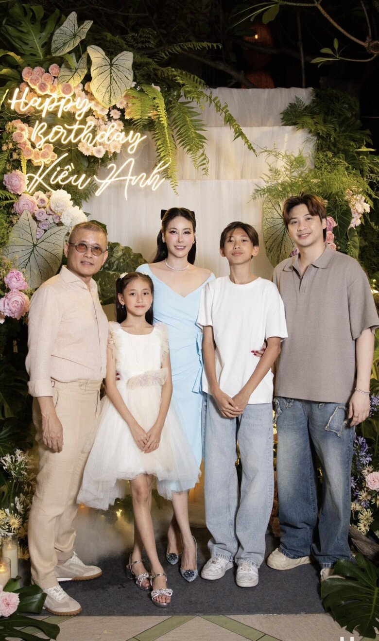 Vợ chồng Hà Kiều Anh có tổ ấm viên mãn bên các con.