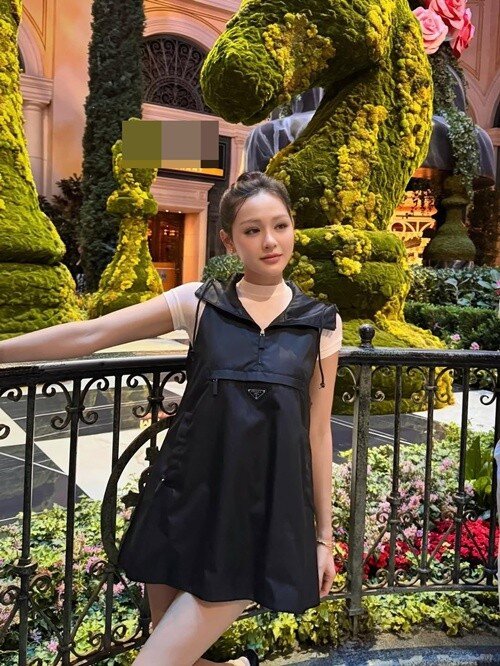 Trong chuyến đi Mỹ mới đây, nữ ca sĩ Hiền Hồ liên tục mặc trang phục giấu vòng hai. Một số cư dân mạng đặt nghi vấn giọng ca sinh năm 1997 mang bầu. Ảnh: FB Hiền Hồ.