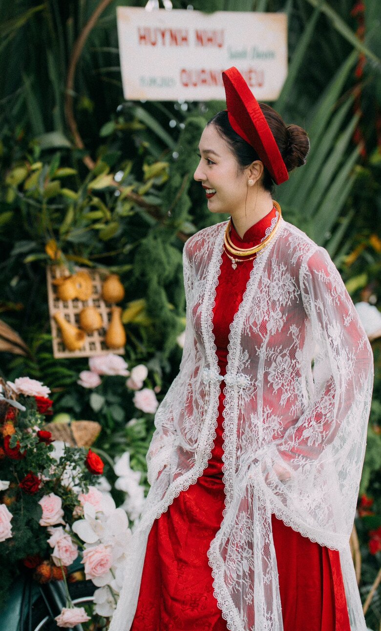 Cô dâu Tuệ Như được khen xinh đẹp khi diện áo dài.