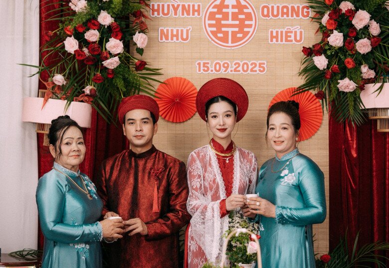 Vợ chồng Hồ Quang Hiếu chụp ảnh bên 2 mẹ.