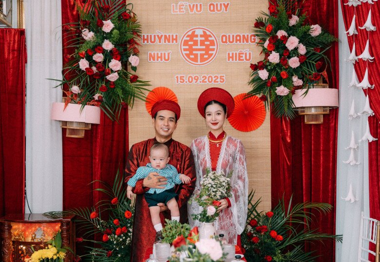 Hồ Quang Hiếu bế bồng con trai trong lễ vu quy.