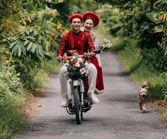 Hồ Quang Hiếu rước dâu bằng xe máy.