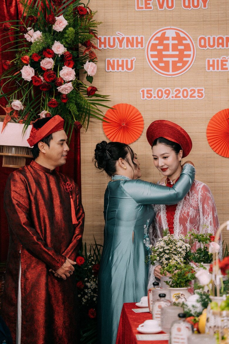 Mẹ Hồ Quang Hiếu đeo vàng cho con dâu.