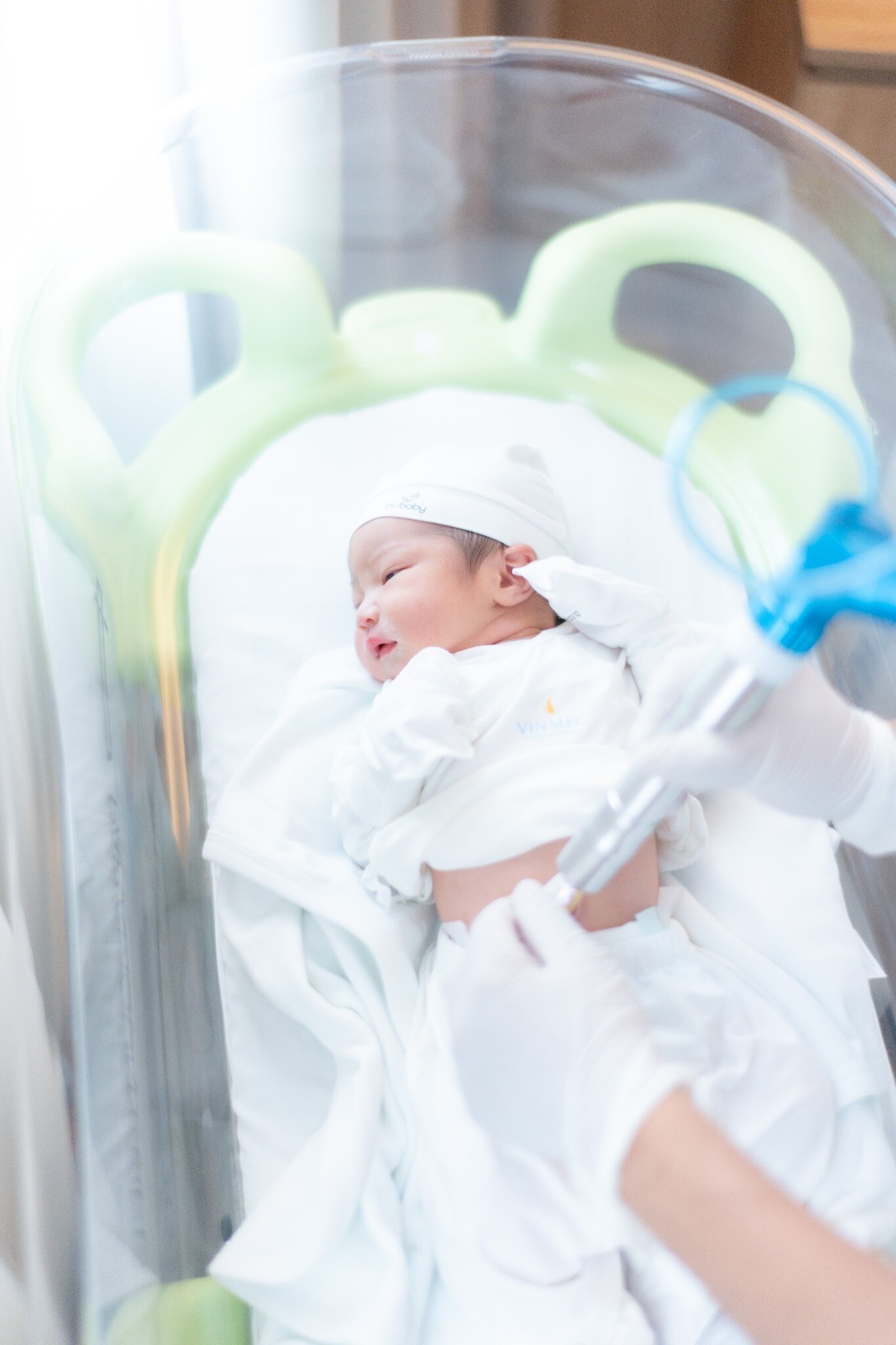 Ái nữ HHen Niê trông bụ bẫm với làn da trắng sữa.