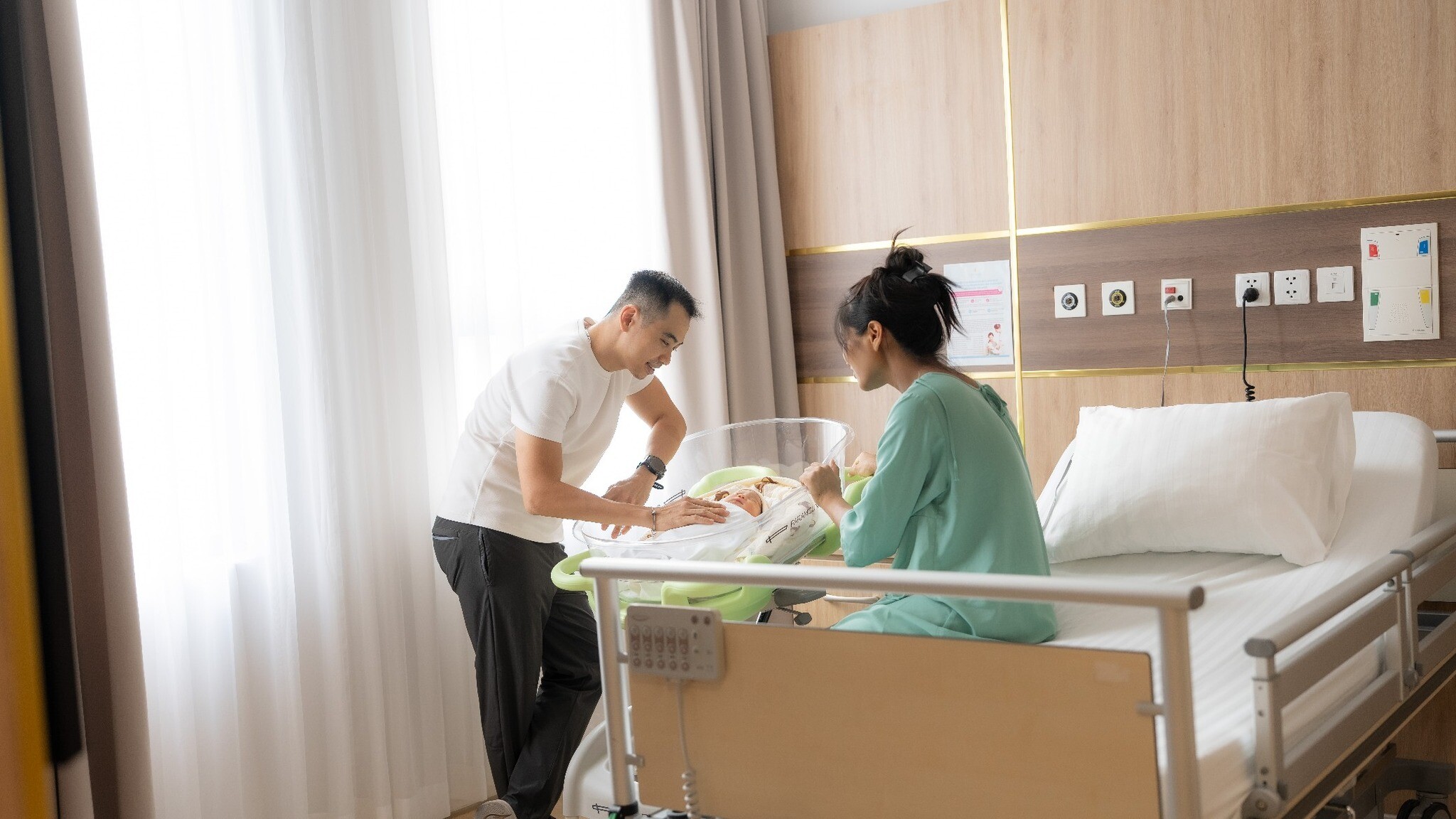 Nhiếp ảnh gia Tuấn Khôi chăm sóc vợ và con chu đáo.