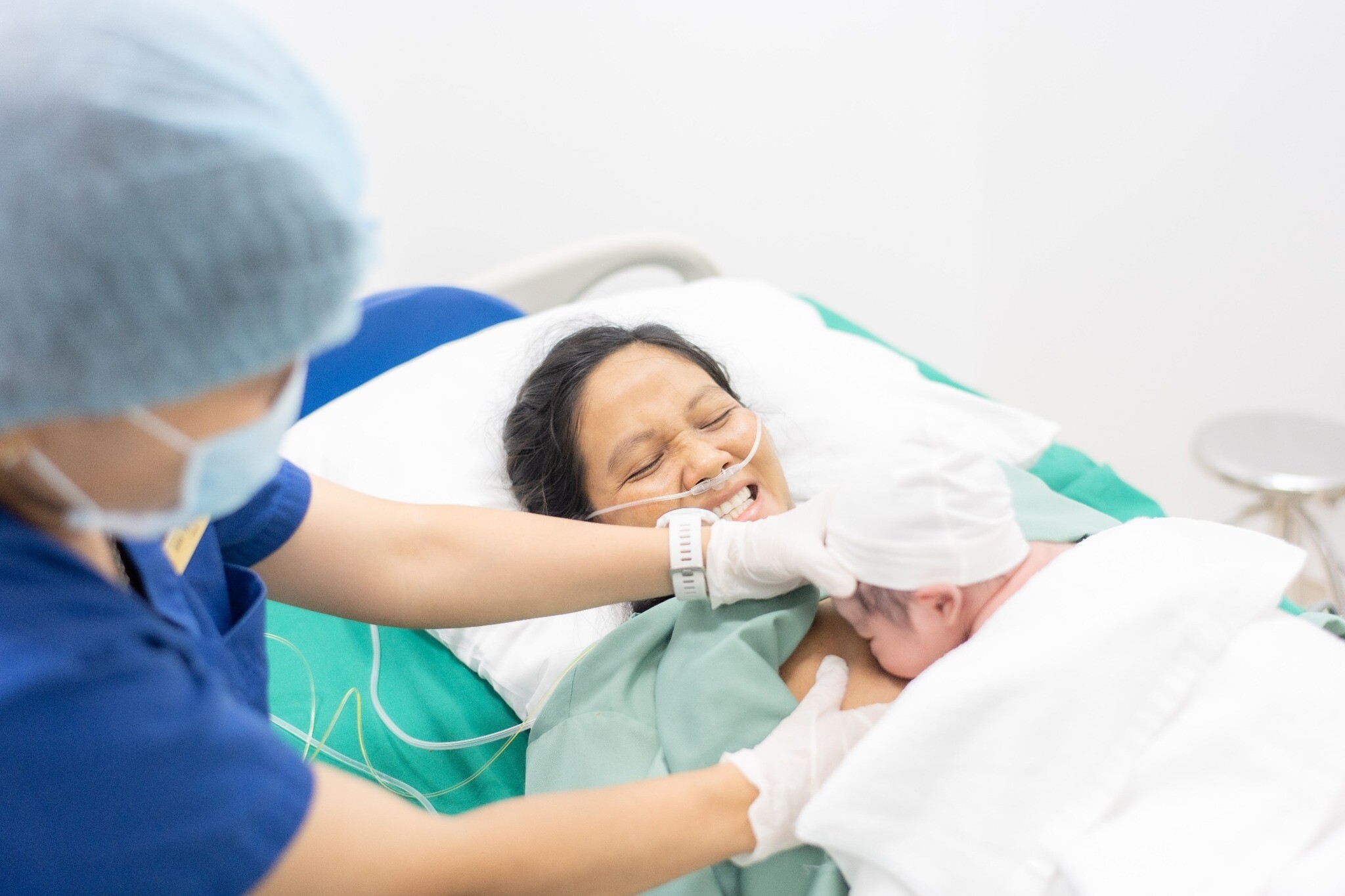 Khoảnh khắc nàng hậu lần đầu cho con ti sữa.