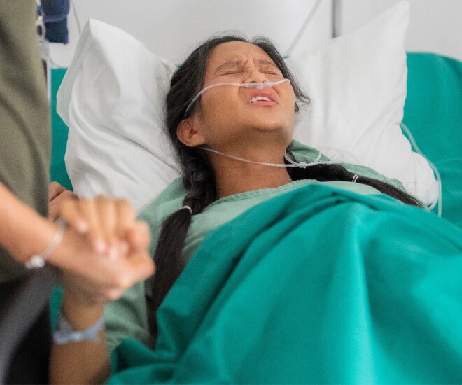 Khoảnh khắc HHen Niê trong phòng sinh.