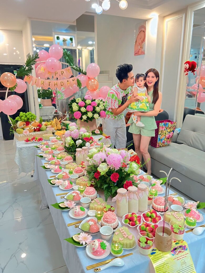 Vợ chồng Kha Ly dọn tiệc thôi nôi hoành tráng cho con gái.