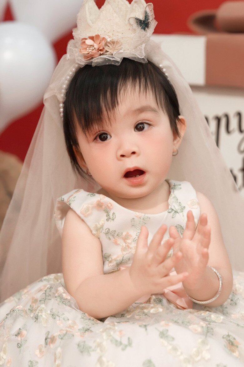 Bé Lita được nhận xét xinh xắn hệt như búp bê.