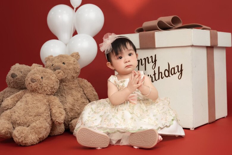 Ái nữ Kha Ly rõ nét đáng yêu khi tròn 1 tuổi.