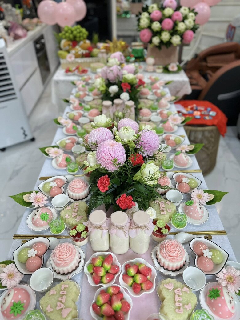 Mâm cúng thôi nôi của bé Lita được chuẩn bị đẹp mắt.