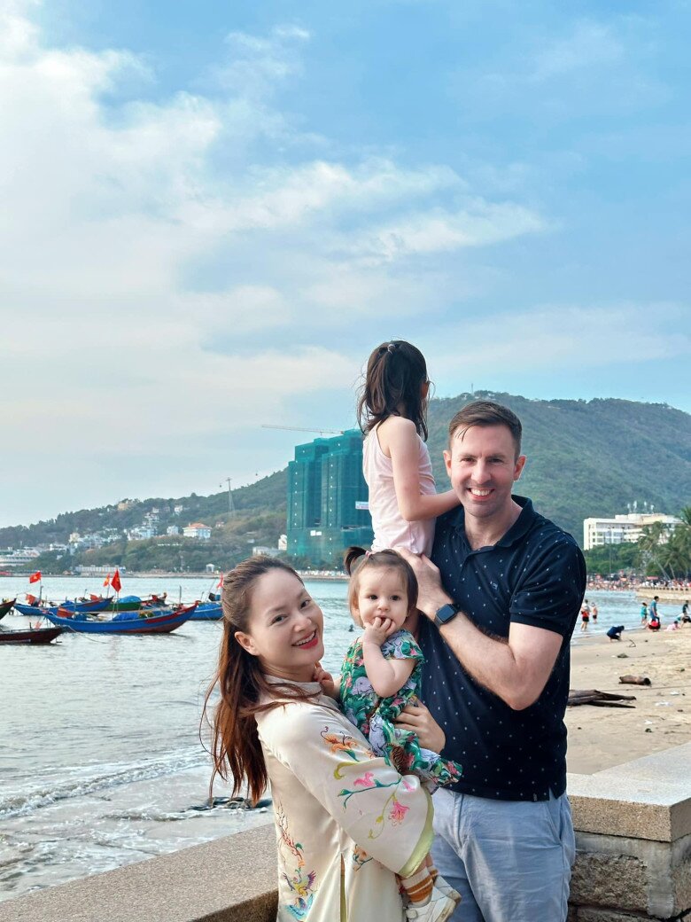 Lan Phương và chồng Tây từng có hôn nhân êm ấm với 2 con gái xinh xắn.