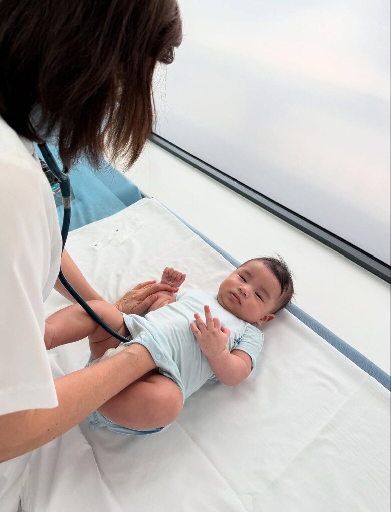 Nhóc tì trông bụ sữa, đốn tim người xem khi có 2 má bánh bao đáng yêu.