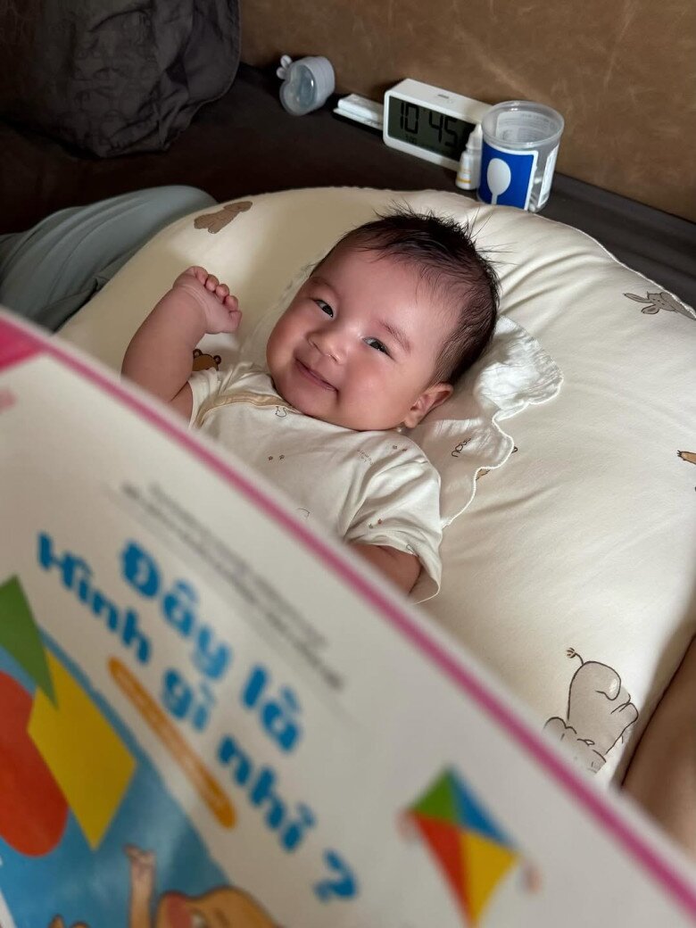 Nhóc tì được mẹ rèn thói quen đọc sách mỗi ngày.