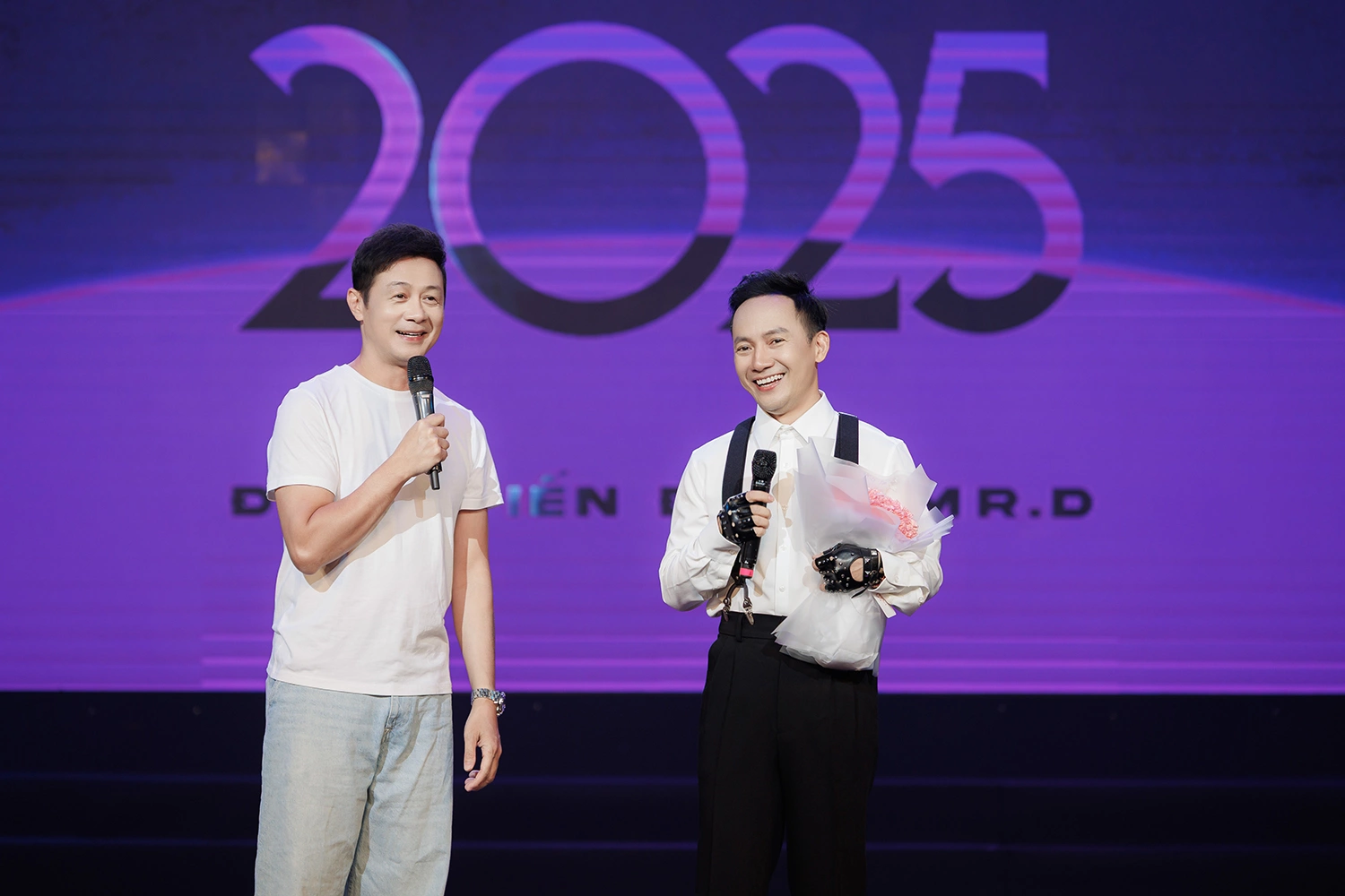 Bên cạnh sự gần gũi, MC Anh Tuấn còn khuấy động sân khấu bằng những miếng hài duyên dáng.