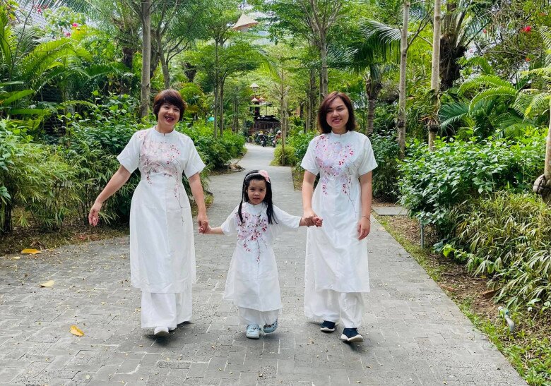 Nữ MC có 2 con gái xinh xắn, cách nhau 18 tuổi.