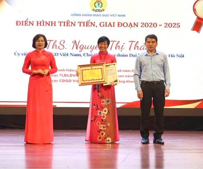 Mc thảo vân nhận bằng khen sau 1 năm thăng chức làm chủ tịch bạn gái nsưt chí trung hết lời chúc mừng - 1