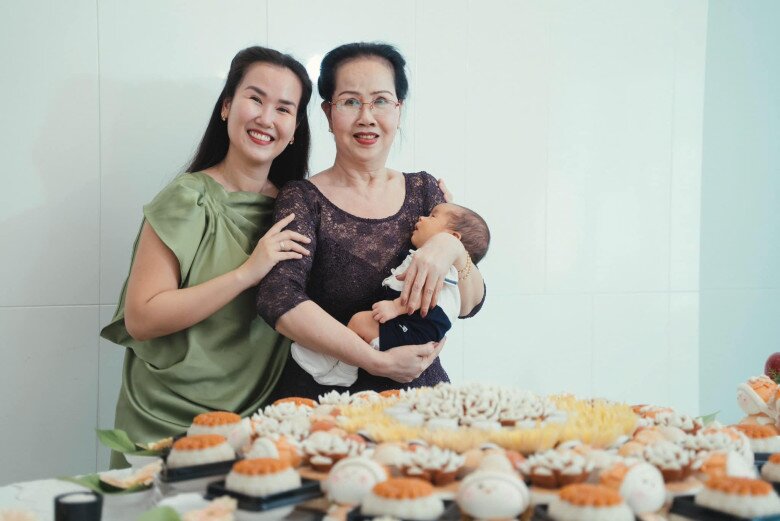 Nữ ca sĩ lắng nghe ý kiến gia đình sau khi bị mẹ ruột phản đối chuyện cho bé Milo đi học sớm.