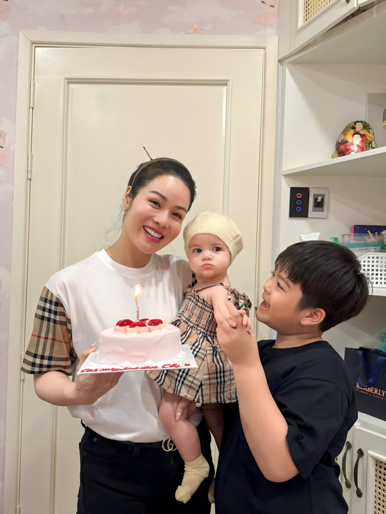 Nhật Kim Anh hạnh phúc bên 2 con đủ nếp, đủ tẻ.