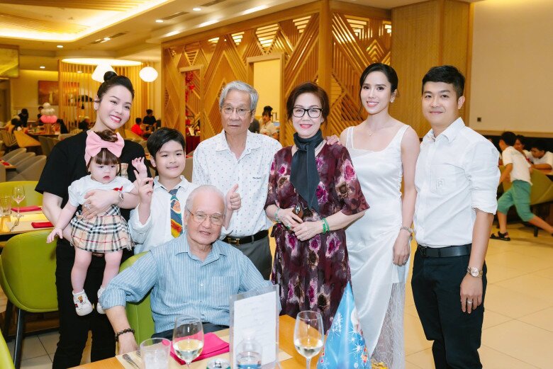 Nhật Kim Anh thoải mái đứng chung khung hình với bạn gái của chồng cũ.