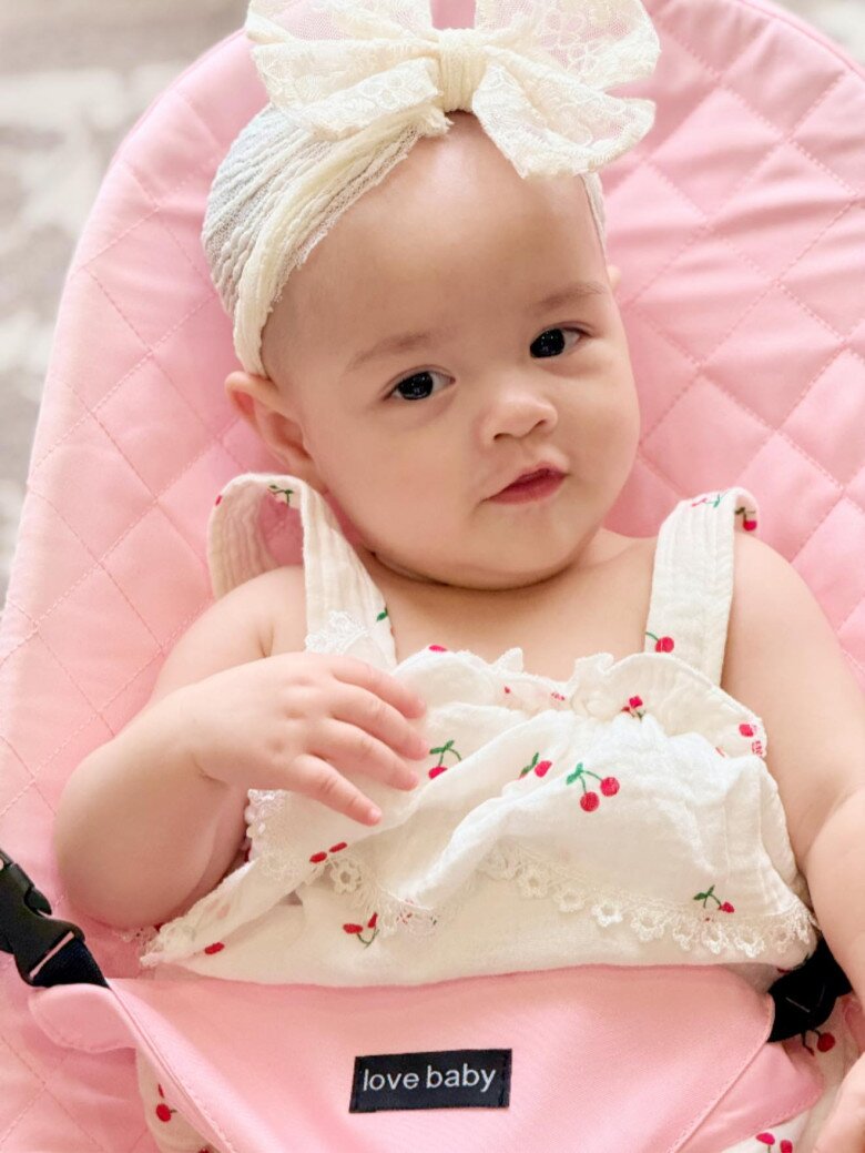 Chào đời vào đầu năm 2025, con gái của nữ diễn nay trông xinh xắn như búp bê.