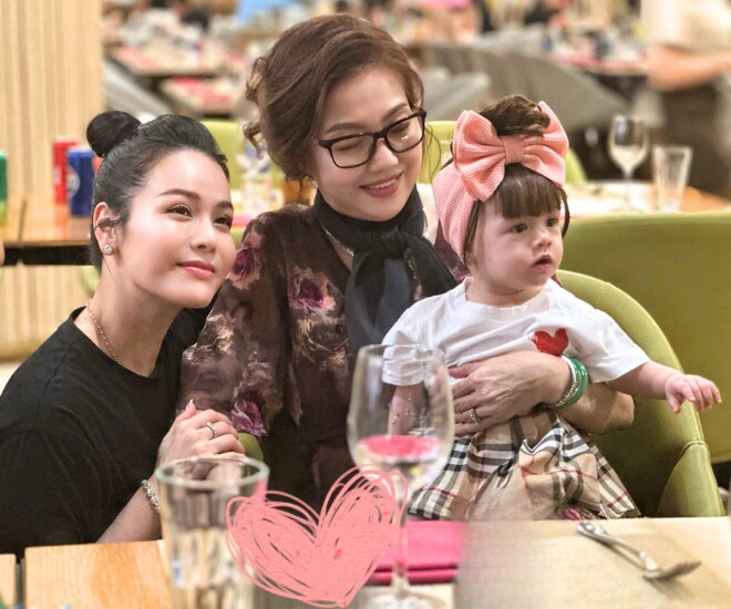 Khoảnh khắc bé Julia ngồi ngoan trong lòng bà nội.