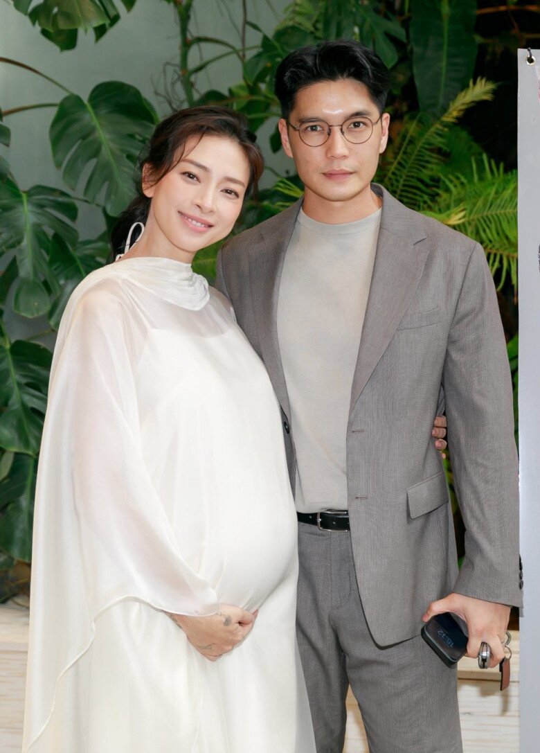 Nữ diễn viên khoe bụng to tròn vượt mặt ở tháng cuối thai kỳ.