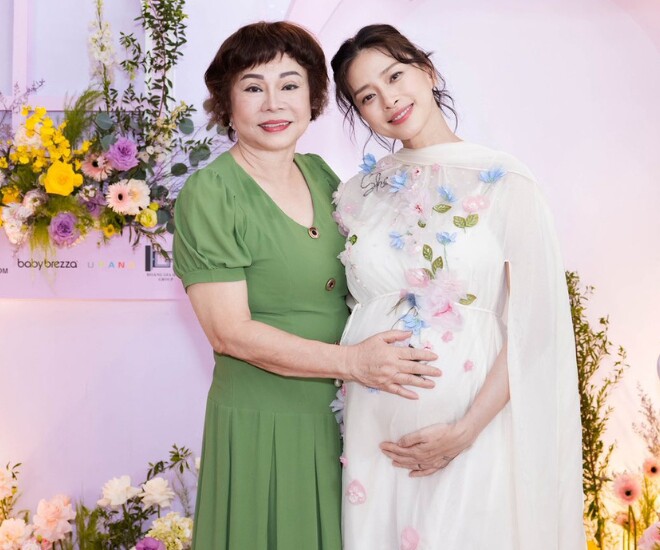 Bà Mỹ Ánh - mẹ Ngô Thanh Vân hạnh phúc khi sắp đón cháu ngoại.