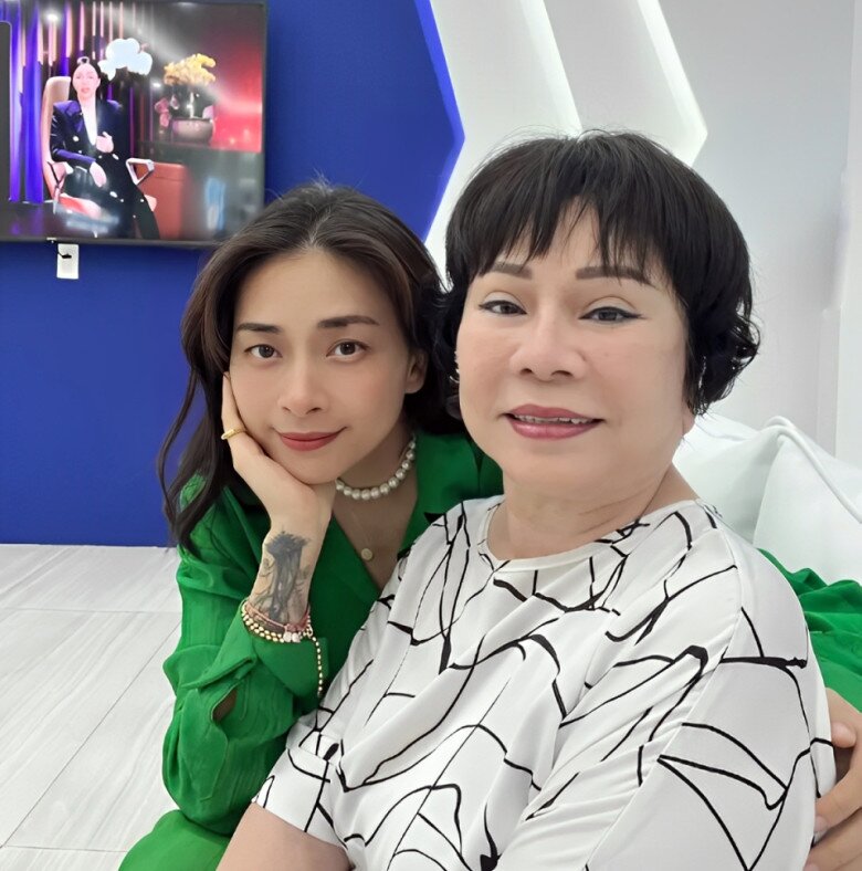 Mẹ Ngô Thanh Vân vất vả không kém khi con gái ốm nghén.