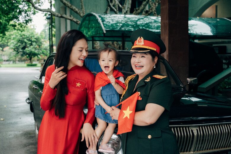 Bé Tằm trông đáng yêu, ngoại hình được khen giống hệt bà ngoại.